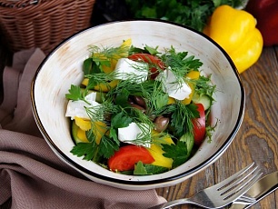 Салат из свежих овощей с мягким сыром и оливами специального посола