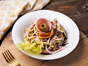 Салат из мясного ассорти: ростбиф из индейки, ветчина и язык, под легкой заправкой и печеными овощам