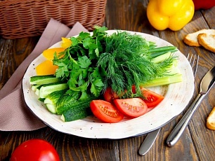 Ассорти из свежих овощей и зелени